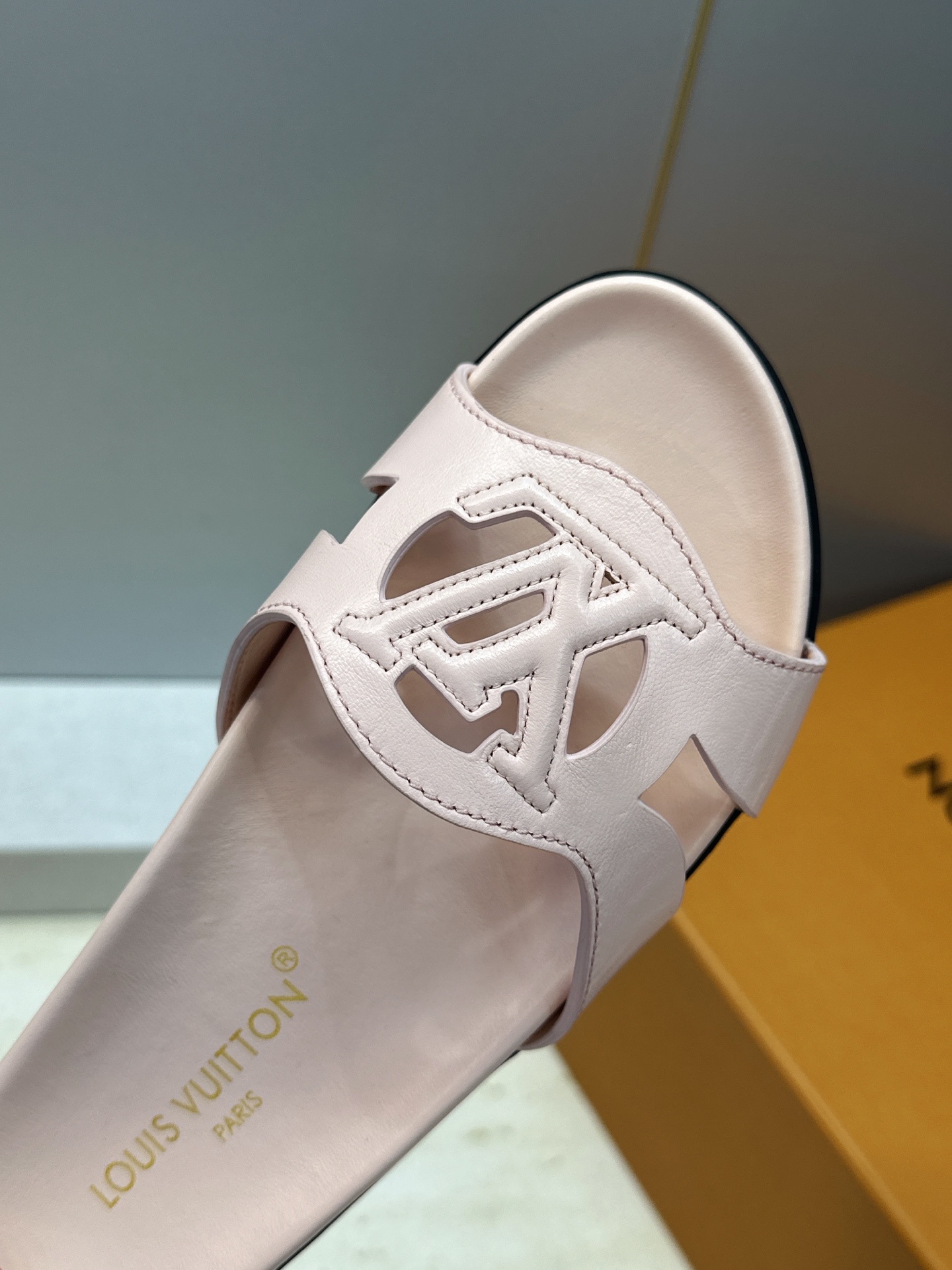 顶级版 Louis Vuitton 2026春夏新款果冻色镂空女鞋 LV 字母logo厚底圆头沙滩凉拖鞋 材质：鞋面进口