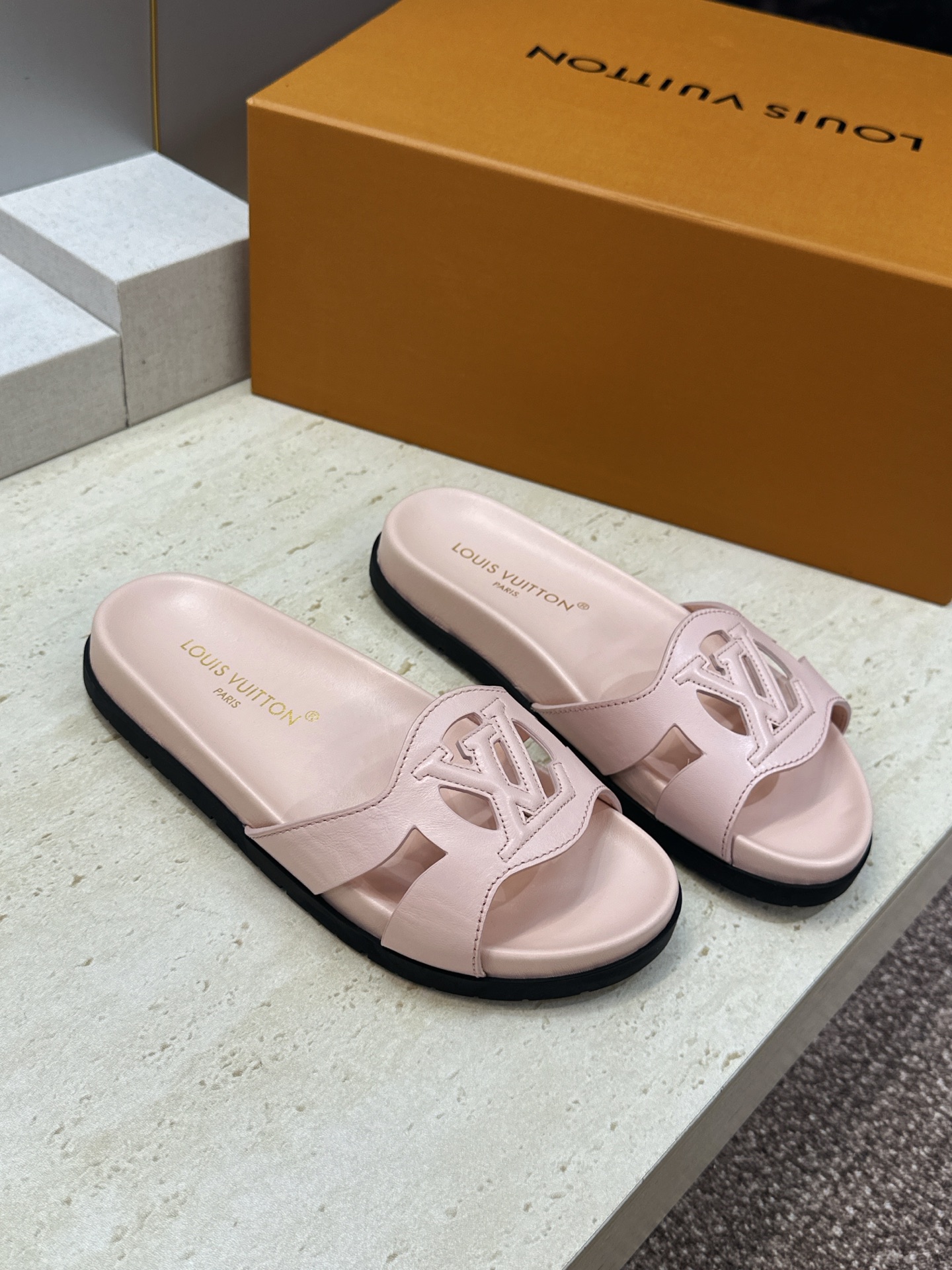 顶级版 Louis Vuitton 2026春夏新款果冻色镂空女鞋 LV 字母logo厚底圆头沙滩凉拖鞋 材质：鞋面进口