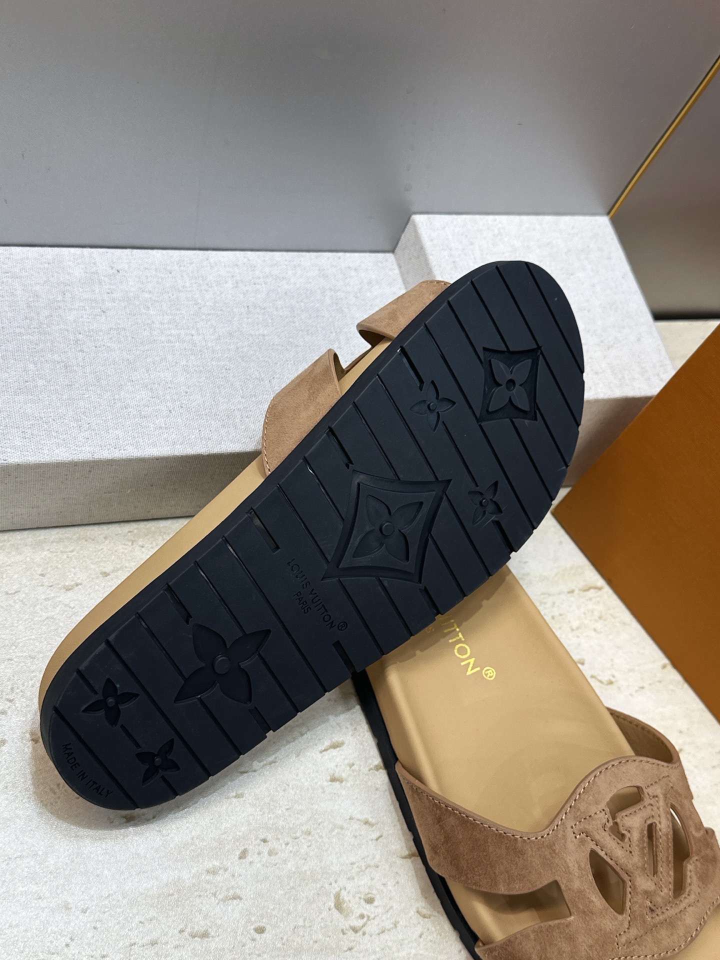 顶级版 Louis Vuitton 2026春夏新款果冻色镂空女鞋 LV 字母logo厚底圆头沙滩凉拖鞋 材质:鞋面进口 顶级版 Louis Vuitton 2026春夏新款果冻色镂空女鞋 LV 字母logo厚底圆头沙滩凉拖鞋 材质:鞋面进口