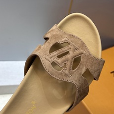顶级版 Louis Vuitton 2026春夏新款果冻色镂空女鞋 LV 字母logo厚底圆头沙滩凉拖鞋 材质:鞋面进口 顶级版 Louis Vuitton 2026春夏新款果冻色镂空女鞋 LV 字母logo厚底圆头沙滩凉拖鞋 材质:鞋面进口