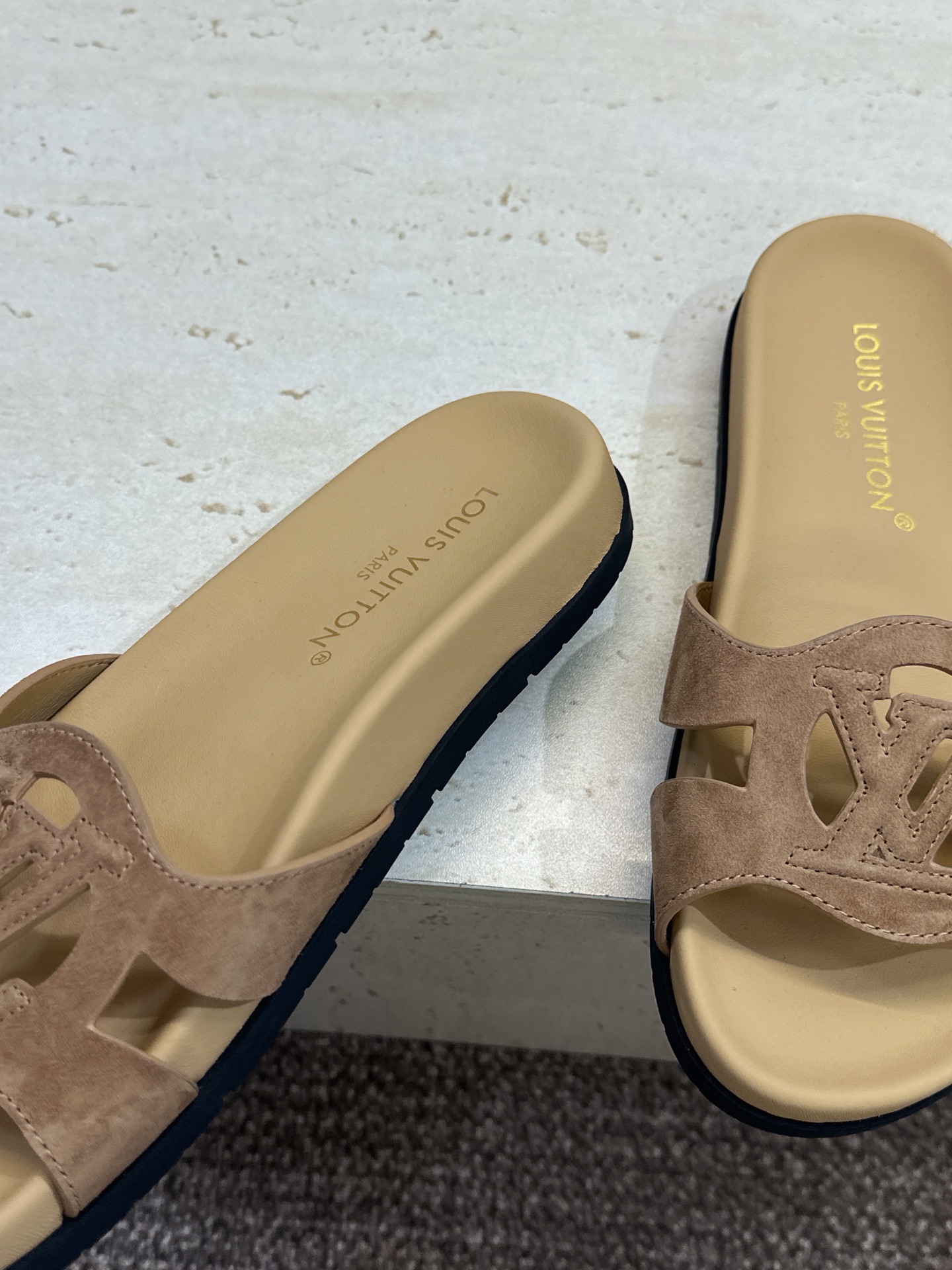 顶级版 Louis Vuitton 2026春夏新款果冻色镂空女鞋 LV 字母logo厚底圆头沙滩凉拖鞋 材质:鞋面进口 顶级版 Louis Vuitton 2026春夏新款果冻色镂空女鞋 LV 字母logo厚底圆头沙滩凉拖鞋 材质:鞋面进口