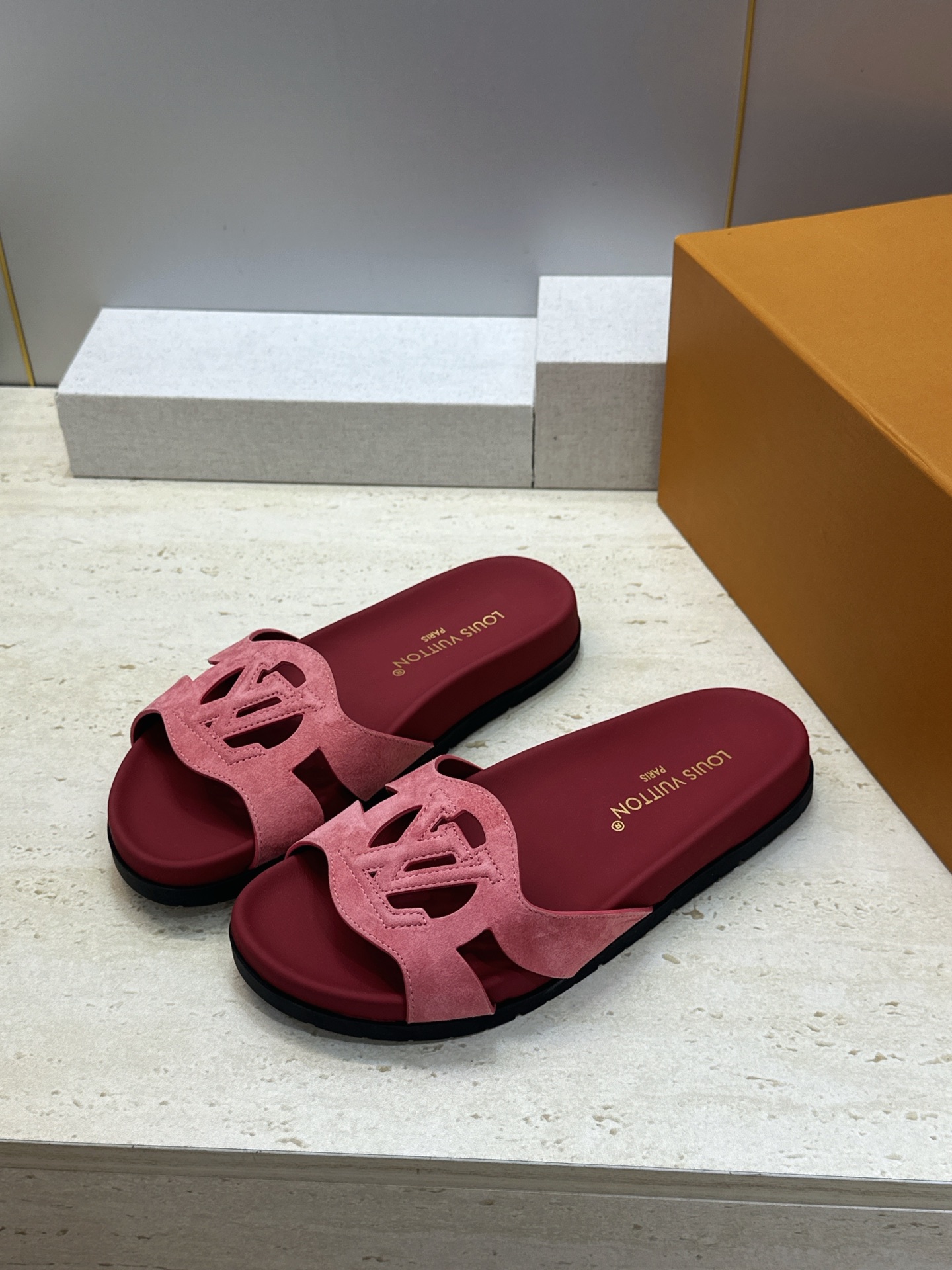 顶级版 Louis Vuitton 2026春夏新款果冻色镂空女鞋 LV 字母logo厚底圆头沙滩凉拖鞋 材质:鞋面进口 顶级版 Louis Vuitton 2026春夏新款果冻色镂空女鞋 LV 字母logo厚底圆头沙滩凉拖鞋 材质:鞋面进口