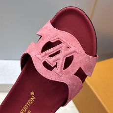 顶级版 Louis Vuitton 2026春夏新款果冻色镂空女鞋 LV 字母logo厚底圆头沙滩凉拖鞋 材质:鞋面进口 顶级版 Louis Vuitton 2026春夏新款果冻色镂空女鞋 LV 字母logo厚底圆头沙滩凉拖鞋 材质:鞋面进口