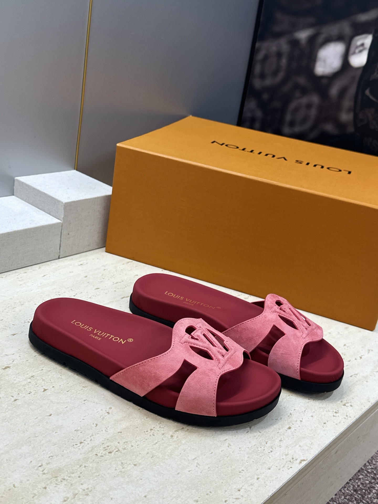 顶级版 Louis Vuitton 2026春夏新款果冻色镂空女鞋 LV 字母logo厚底圆头沙滩凉拖鞋 材质:鞋面进口 顶级版 Louis Vuitton 2026春夏新款果冻色镂空女鞋 LV 字母logo厚底圆头沙滩凉拖鞋 材质:鞋面进口
