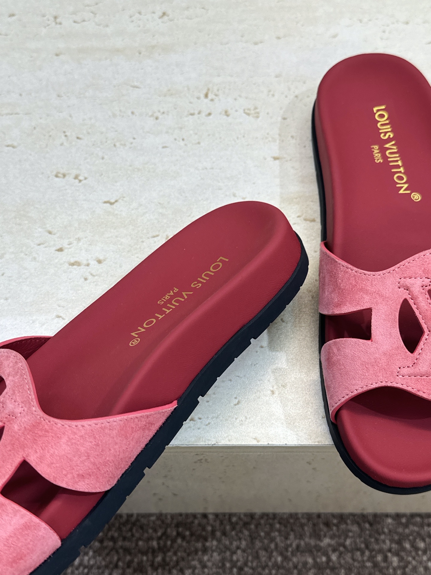 顶级版 Louis Vuitton 2026春夏新款果冻色镂空女鞋 LV 字母logo厚底圆头沙滩凉拖鞋 材质:鞋面进口 顶级版 Louis Vuitton 2026春夏新款果冻色镂空女鞋 LV 字母logo厚底圆头沙滩凉拖鞋 材质:鞋面进口