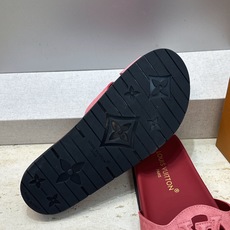 顶级版 Louis Vuitton 2026春夏新款果冻色镂空女鞋 LV 字母logo厚底圆头沙滩凉拖鞋 材质:鞋面进口 顶级版 Louis Vuitton 2026春夏新款果冻色镂空女鞋 LV 字母logo厚底圆头沙滩凉拖鞋 材质:鞋面进口