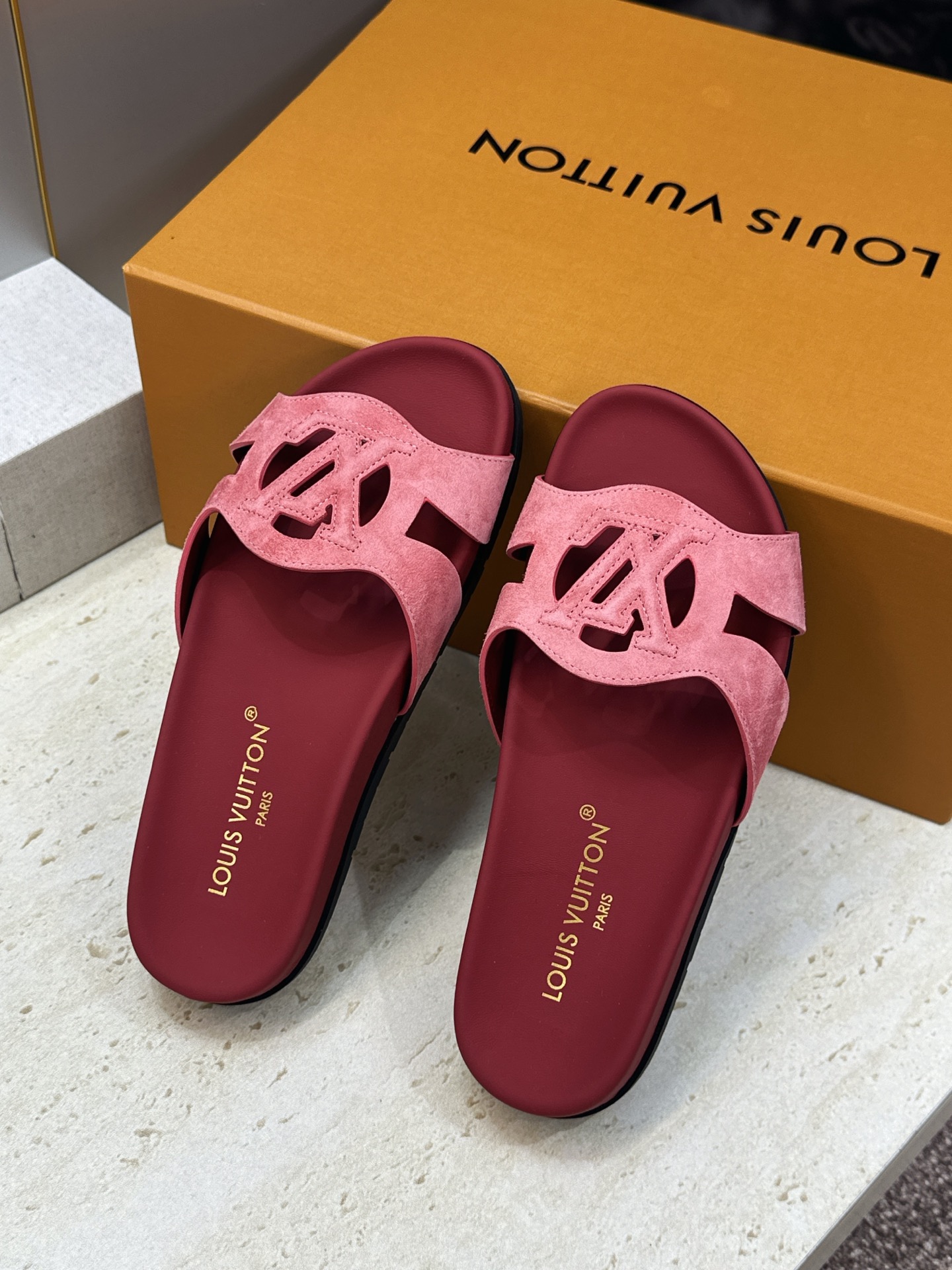 顶级版 Louis Vuitton 2026春夏新款果冻色镂空女鞋 LV 字母logo厚底圆头沙滩凉拖鞋 材质:鞋面进口 顶级版 Louis Vuitton 2026春夏新款果冻色镂空女鞋 LV 字母logo厚底圆头沙滩凉拖鞋 材质:鞋面进口
