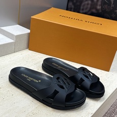 顶级版 Louis Vuitton 2026春夏新款果冻色镂空女鞋 LV 字母logo厚底圆头沙滩凉拖鞋 材质:鞋面进口 顶级版 Louis Vuitton 2026春夏新款果冻色镂空女鞋 LV 字母logo厚底圆头沙滩凉拖鞋 材质:鞋面进口