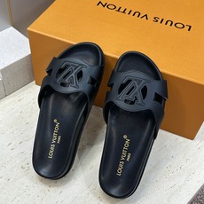 顶级版 Louis Vuitton 2026春夏新款果冻色镂空女鞋 LV 字母logo厚底圆头沙滩凉拖鞋 材质:鞋面进口 顶级版 Louis Vuitton 2026春夏新款果冻色镂空女鞋 LV 字母logo厚底圆头沙滩凉拖鞋 材质:鞋面进口