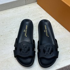 顶级版 Louis Vuitton 2026春夏新款果冻色镂空女鞋 LV 字母logo厚底圆头沙滩凉拖鞋 材质:鞋面进口 顶级版 Louis Vuitton 2026春夏新款果冻色镂空女鞋 LV 字母logo厚底圆头沙滩凉拖鞋 材质:鞋面进口