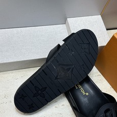 顶级版 Louis Vuitton 2026春夏新款果冻色镂空女鞋 LV 字母logo厚底圆头沙滩凉拖鞋 材质:鞋面进口 顶级版 Louis Vuitton 2026春夏新款果冻色镂空女鞋 LV 字母logo厚底圆头沙滩凉拖鞋 材质:鞋面进口