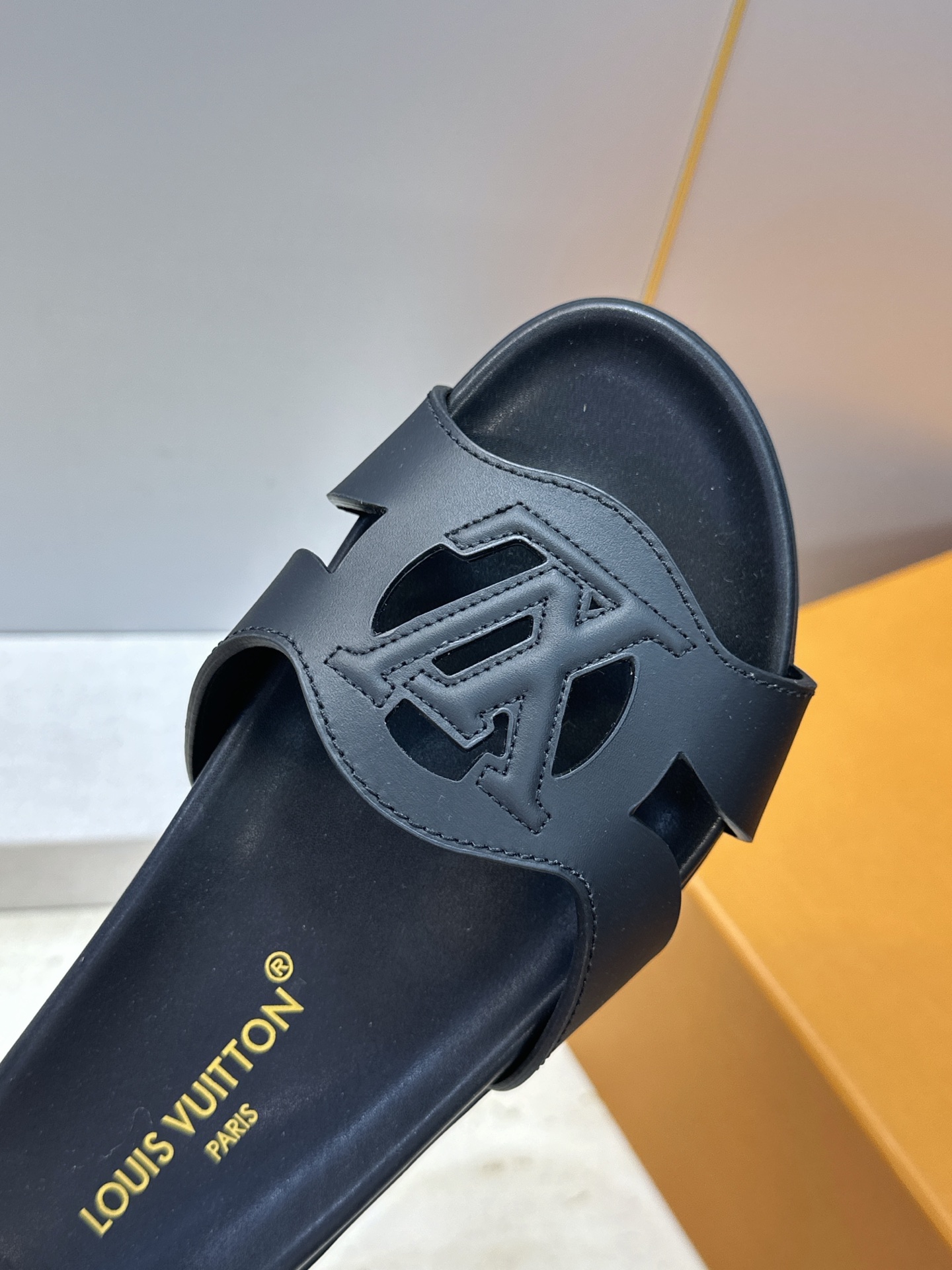 顶级版 Louis Vuitton 2026春夏新款果冻色镂空女鞋 LV 字母logo厚底圆头沙滩凉拖鞋 材质:鞋面进口 顶级版 Louis Vuitton 2026春夏新款果冻色镂空女鞋 LV 字母logo厚底圆头沙滩凉拖鞋 材质:鞋面进口