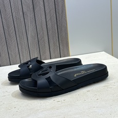 顶级版 Louis Vuitton 2026春夏新款果冻色镂空女鞋 LV 字母logo厚底圆头沙滩凉拖鞋 材质:鞋面进口 顶级版 Louis Vuitton 2026春夏新款果冻色镂空女鞋 LV 字母logo厚底圆头沙滩凉拖鞋 材质:鞋面进口