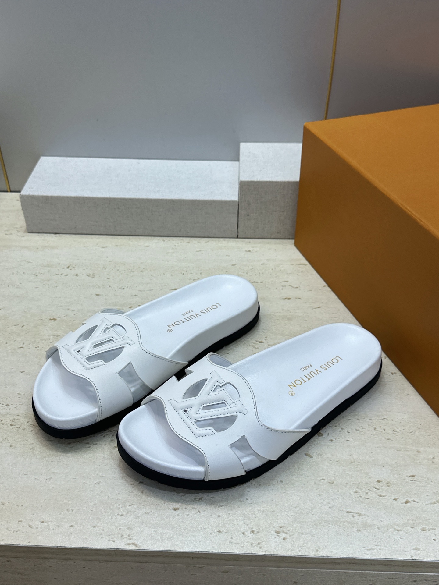 顶级版 Louis Vuitton 2026春夏新款果冻色镂空女鞋 LV 字母logo厚底圆头沙滩凉拖鞋 材质：鞋面进口