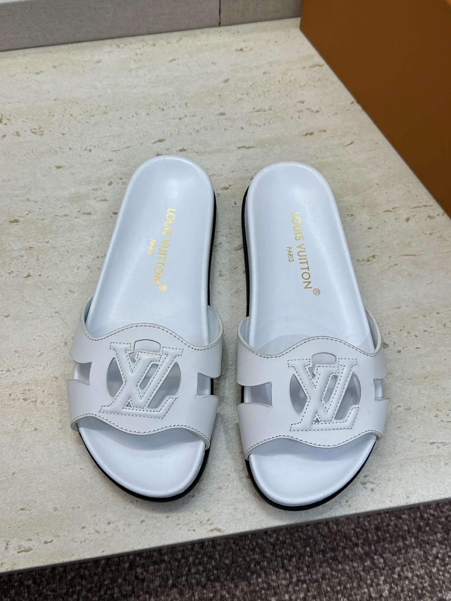 顶级版 Louis Vuitton 2026春夏新款果冻色镂空女鞋 LV 字母logo厚底圆头沙滩凉拖鞋 材质：鞋面进口