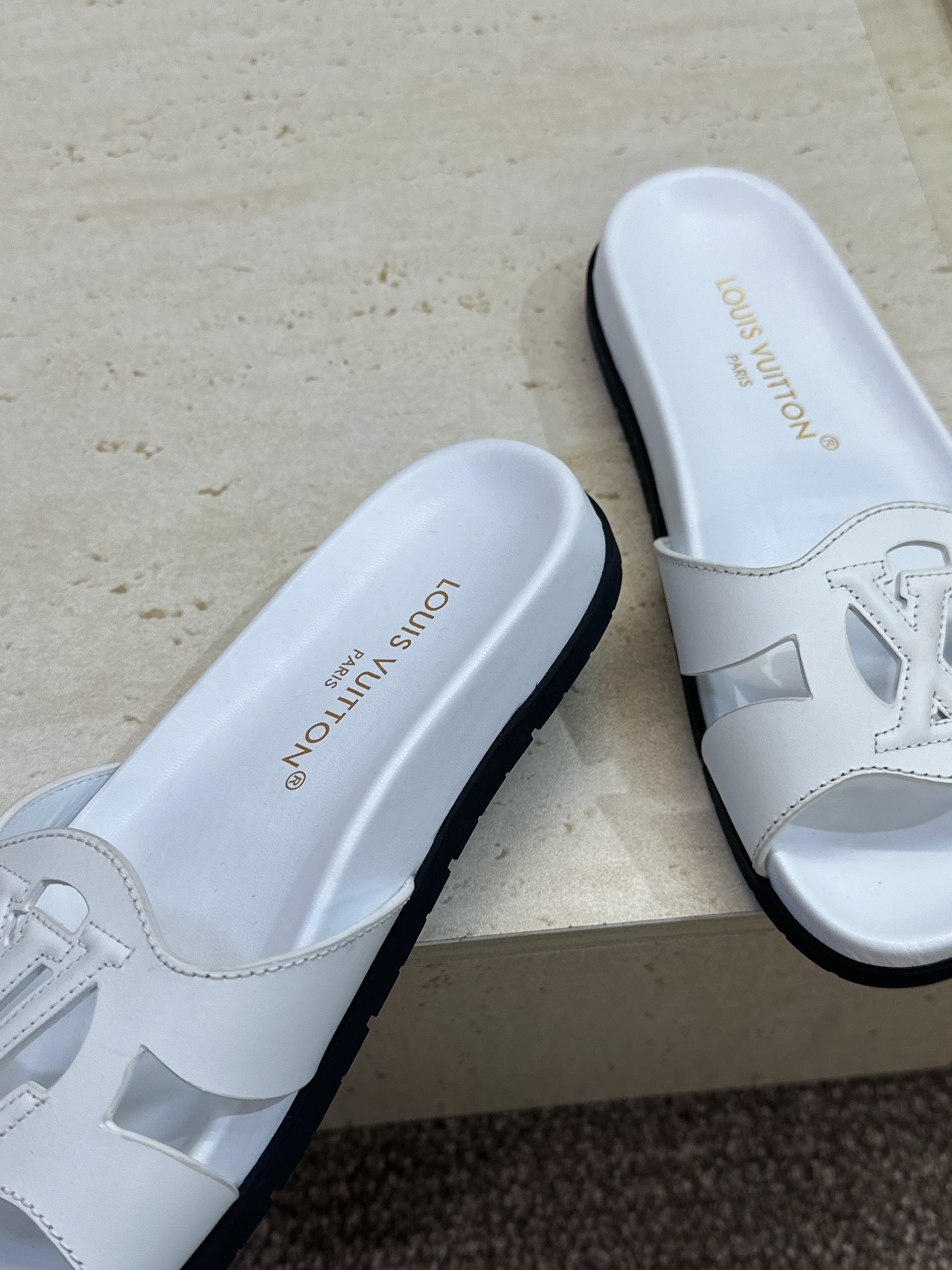 顶级版 Louis Vuitton 2026春夏新款果冻色镂空女鞋 LV 字母logo厚底圆头沙滩凉拖鞋 材质：鞋面进口