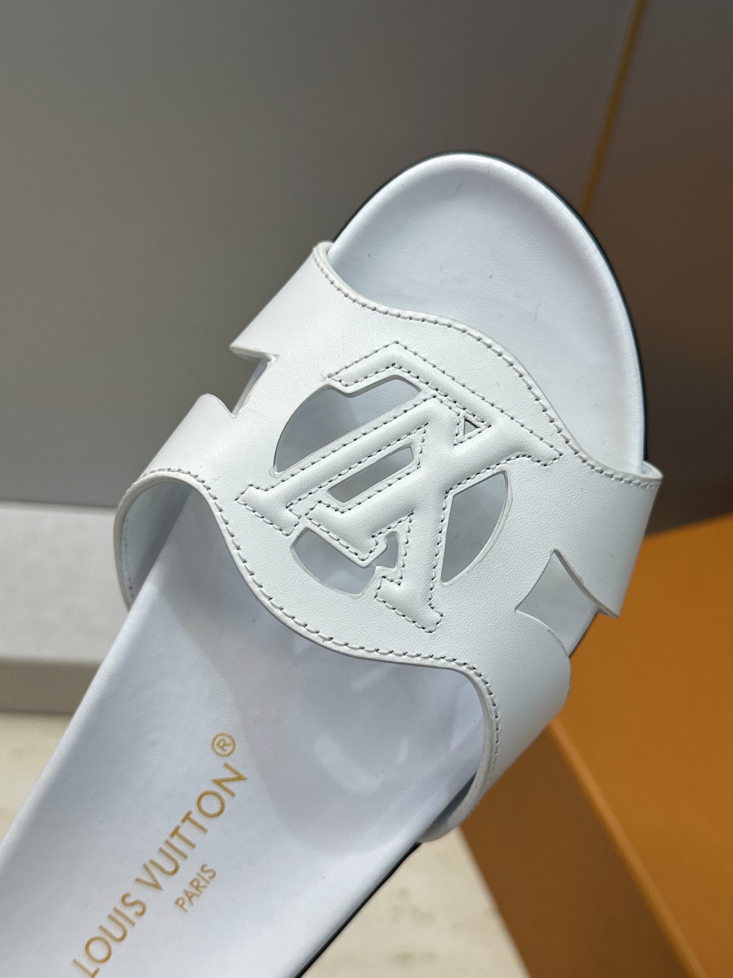 顶级版 Louis Vuitton 2026春夏新款果冻色镂空女鞋 LV 字母logo厚底圆头沙滩凉拖鞋 材质：鞋面进口