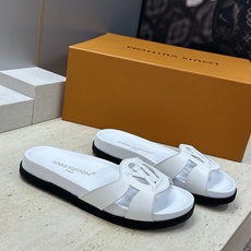 顶级版 Louis Vuitton 2026春夏新款果冻色镂空女鞋 LV 字母logo厚底圆头沙滩凉拖鞋 材质:鞋面进口 顶级版 Louis Vuitton 2026春夏新款果冻色镂空女鞋 LV 字母logo厚底圆头沙滩凉拖鞋 材质:鞋面进口