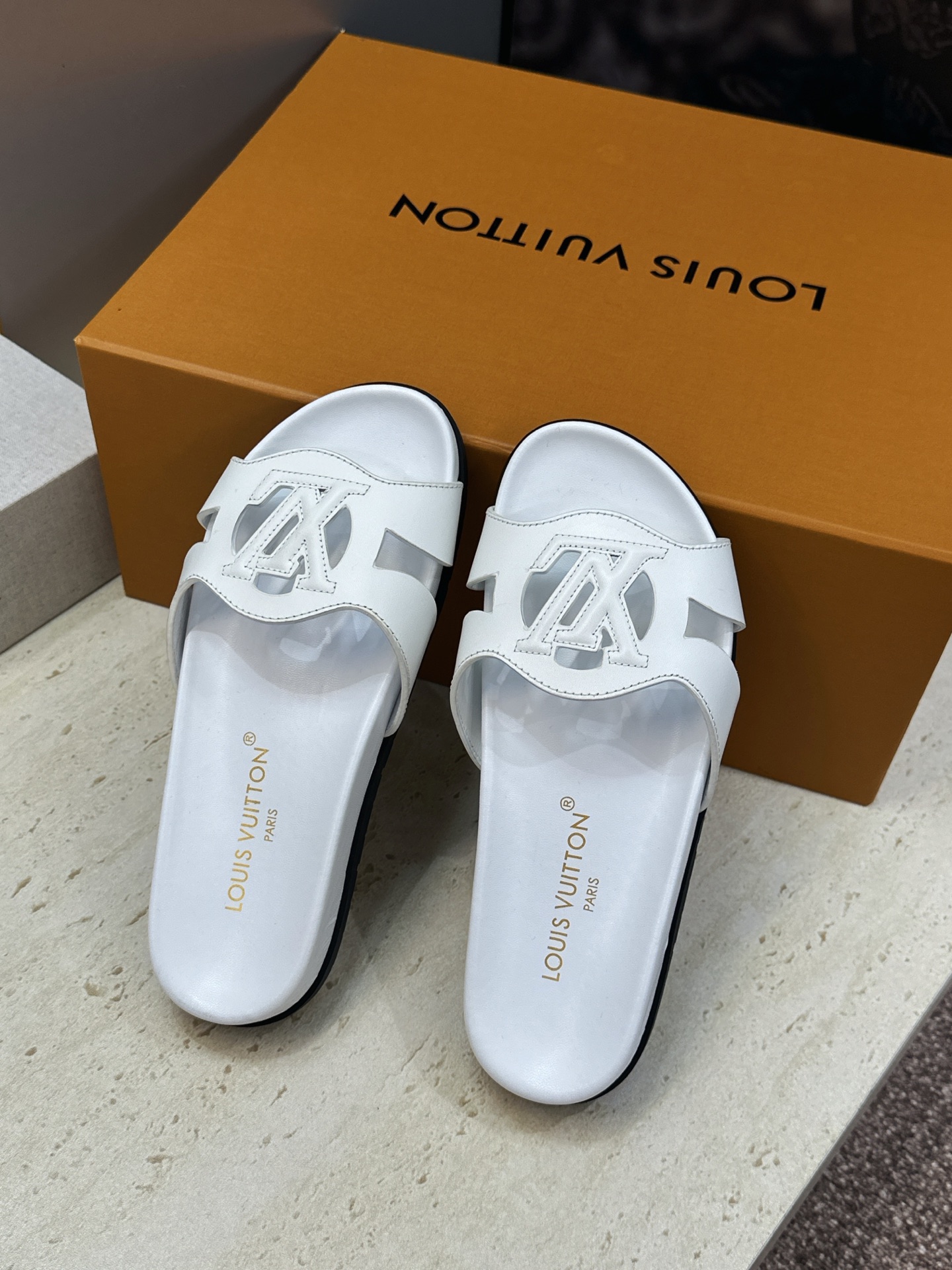 顶级版 Louis Vuitton 2026春夏新款果冻色镂空女鞋 LV 字母logo厚底圆头沙滩凉拖鞋 材质：鞋面进口