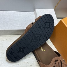 顶级版 Louis Vuitton 2026春夏新款果冻色镂空女鞋 LV 字母logo厚底圆头沙滩凉拖鞋 材质:鞋面进口 顶级版 Louis Vuitton 2026春夏新款果冻色镂空女鞋 LV 字母logo厚底圆头沙滩凉拖鞋 材质:鞋面进口