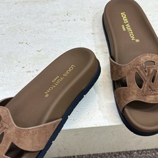 顶级版 Louis Vuitton 2026春夏新款果冻色镂空女鞋 LV 字母logo厚底圆头沙滩凉拖鞋 材质:鞋面进口 顶级版 Louis Vuitton 2026春夏新款果冻色镂空女鞋 LV 字母logo厚底圆头沙滩凉拖鞋 材质:鞋面进口