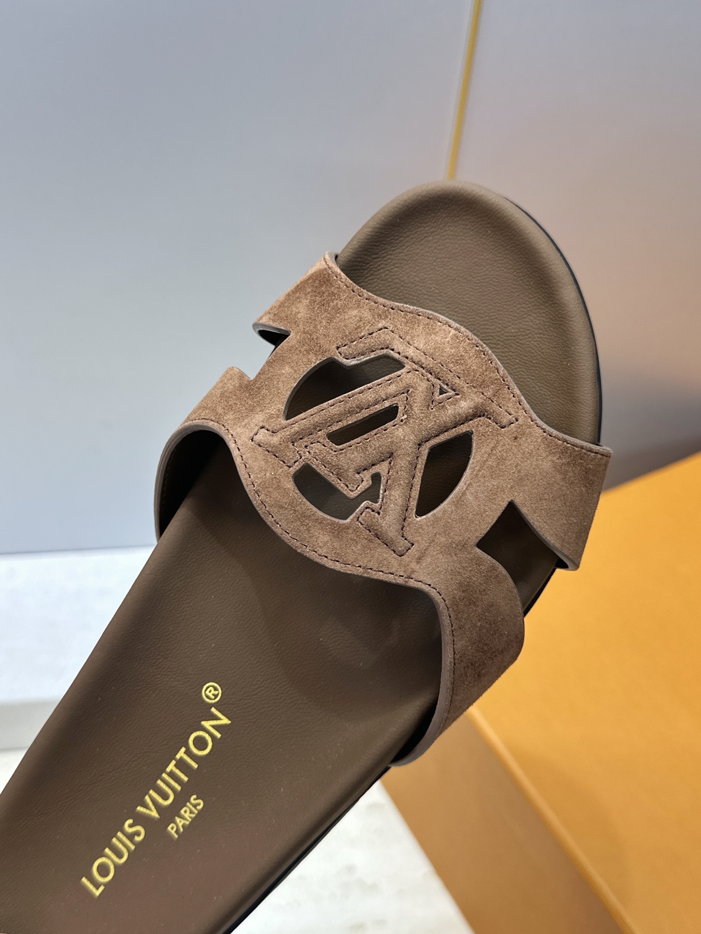 顶级版 Louis Vuitton 2026春夏新款果冻色镂空女鞋 LV 字母logo厚底圆头沙滩凉拖鞋 材质:鞋面进口 顶级版 Louis Vuitton 2026春夏新款果冻色镂空女鞋 LV 字母logo厚底圆头沙滩凉拖鞋 材质:鞋面进口