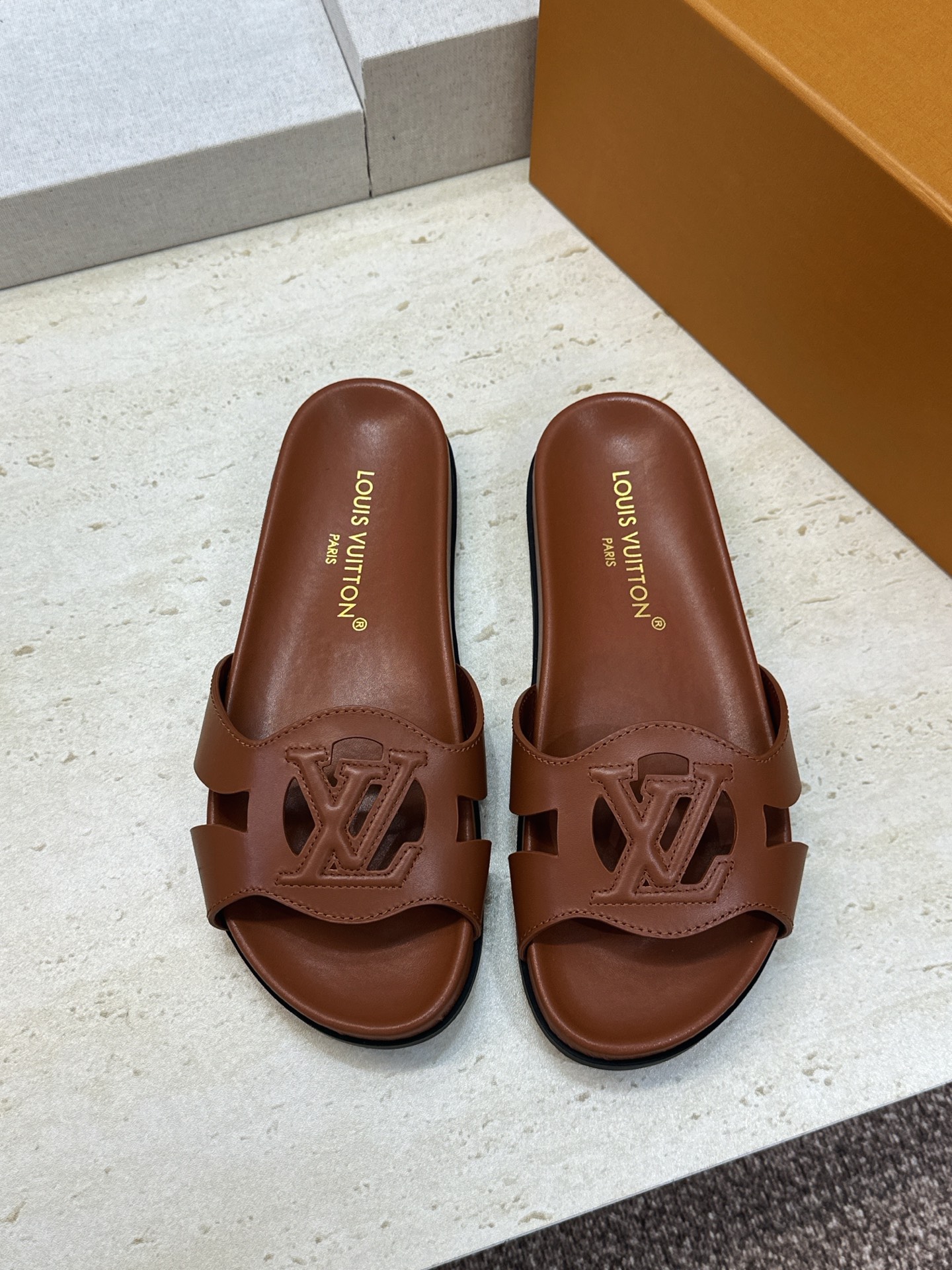 顶级版 Louis Vuitton 2026春夏新款果冻色镂空女鞋 LV 字母logo厚底圆头沙滩凉拖鞋 材质：鞋面进口