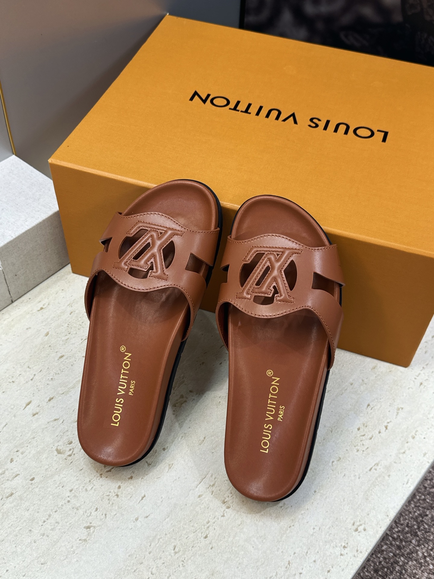 顶级版 Louis Vuitton 2026春夏新款果冻色镂空女鞋 LV 字母logo厚底圆头沙滩凉拖鞋 材质：鞋面进口