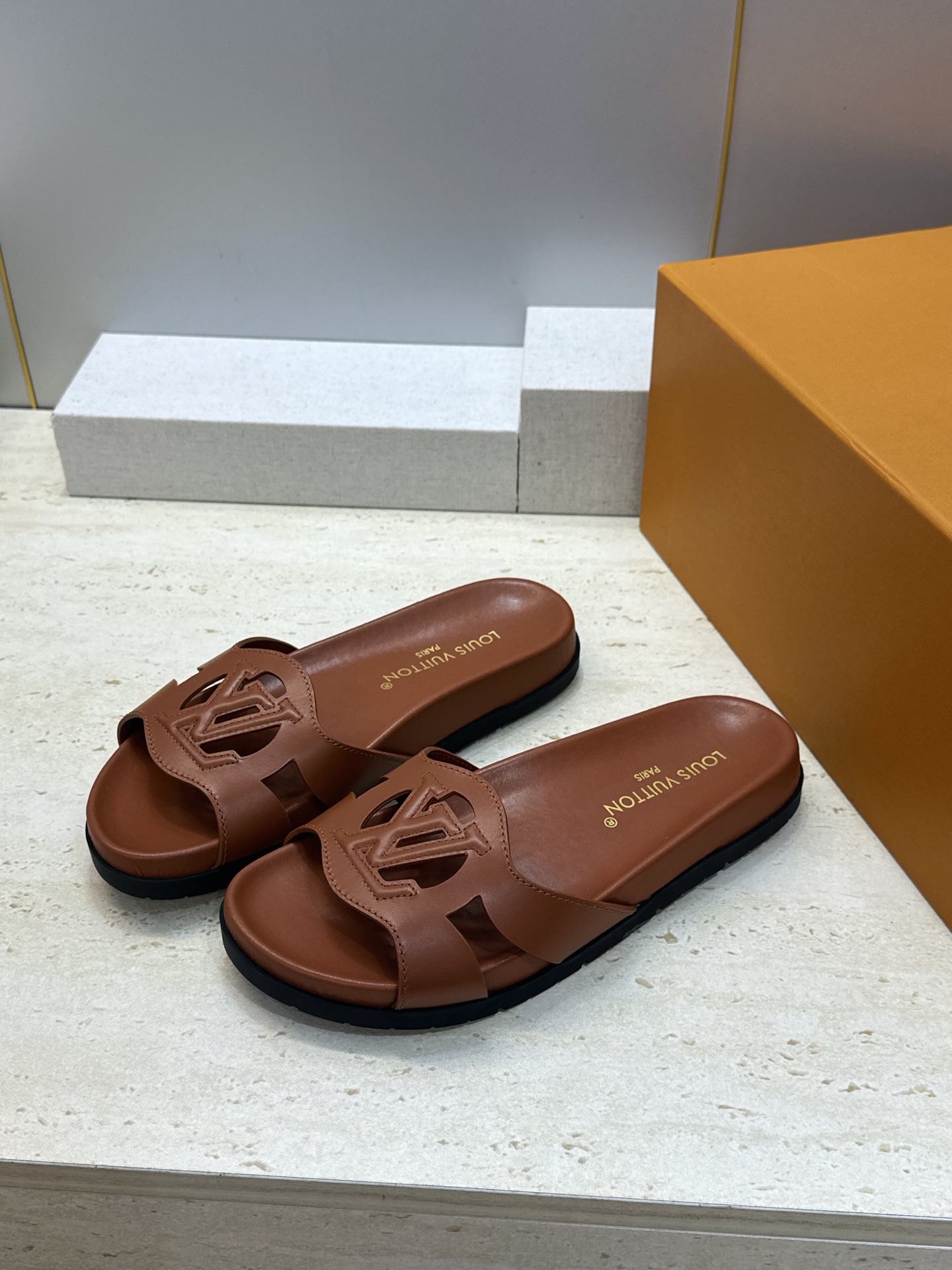 顶级版 Louis Vuitton 2026春夏新款果冻色镂空女鞋 LV 字母logo厚底圆头沙滩凉拖鞋 材质：鞋面进口