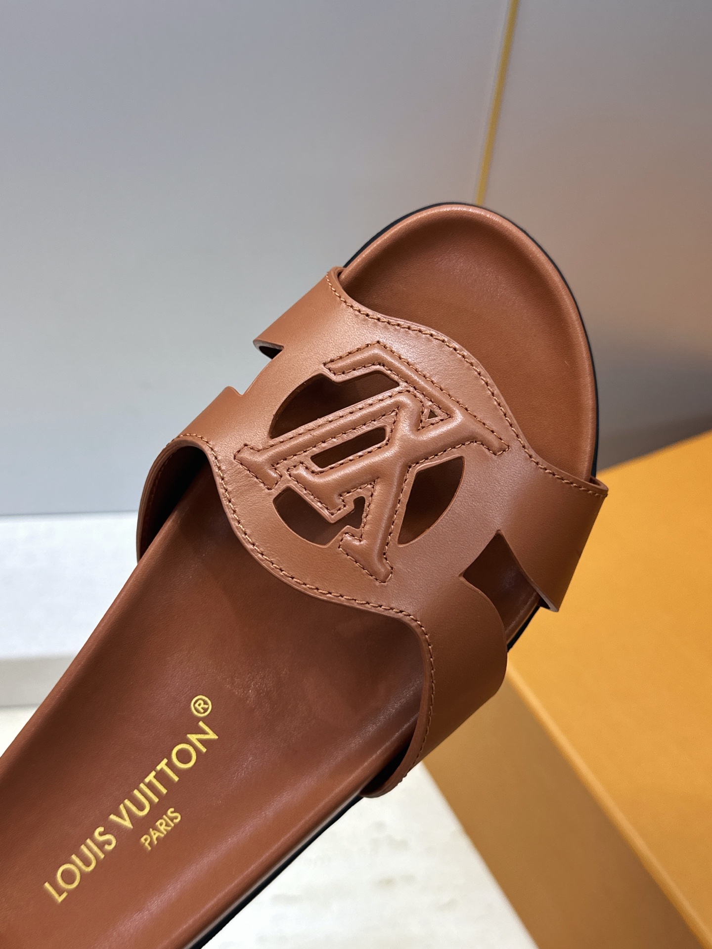 顶级版 Louis Vuitton 2026春夏新款果冻色镂空女鞋 LV 字母logo厚底圆头沙滩凉拖鞋 材质：鞋面进口
