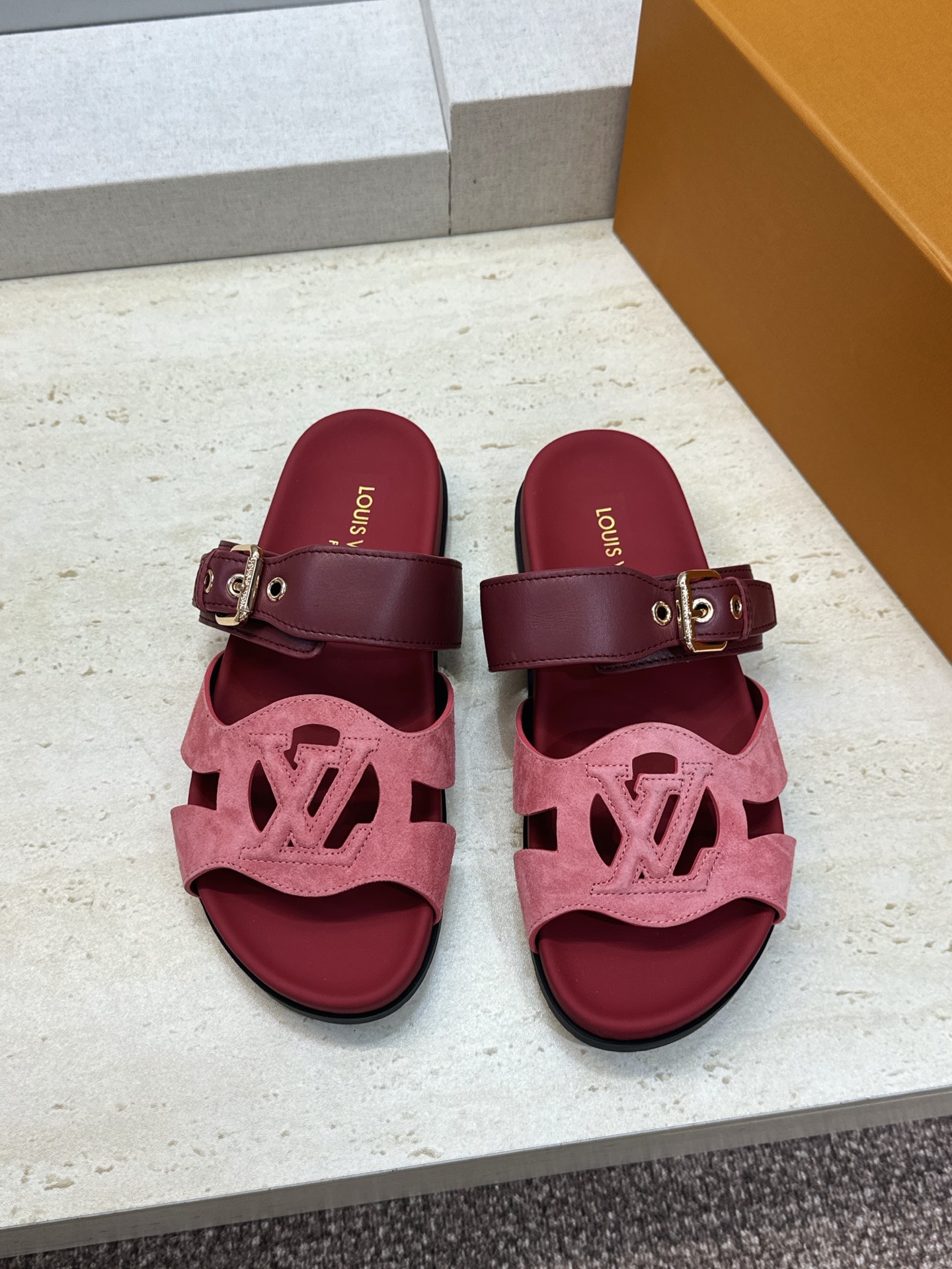 顶级版 Louis Vuitton 2026春夏新款果冻色镂空女鞋 LV 字母logo五金扣厚底圆头沙滩凉拖鞋 材质：鞋