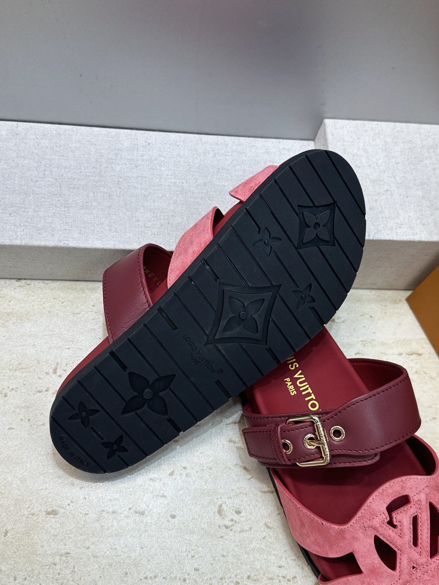 顶级版 Louis Vuitton 2026春夏新款果冻色镂空女鞋 LV 字母logo五金扣厚底圆头沙滩凉拖鞋 材质：鞋