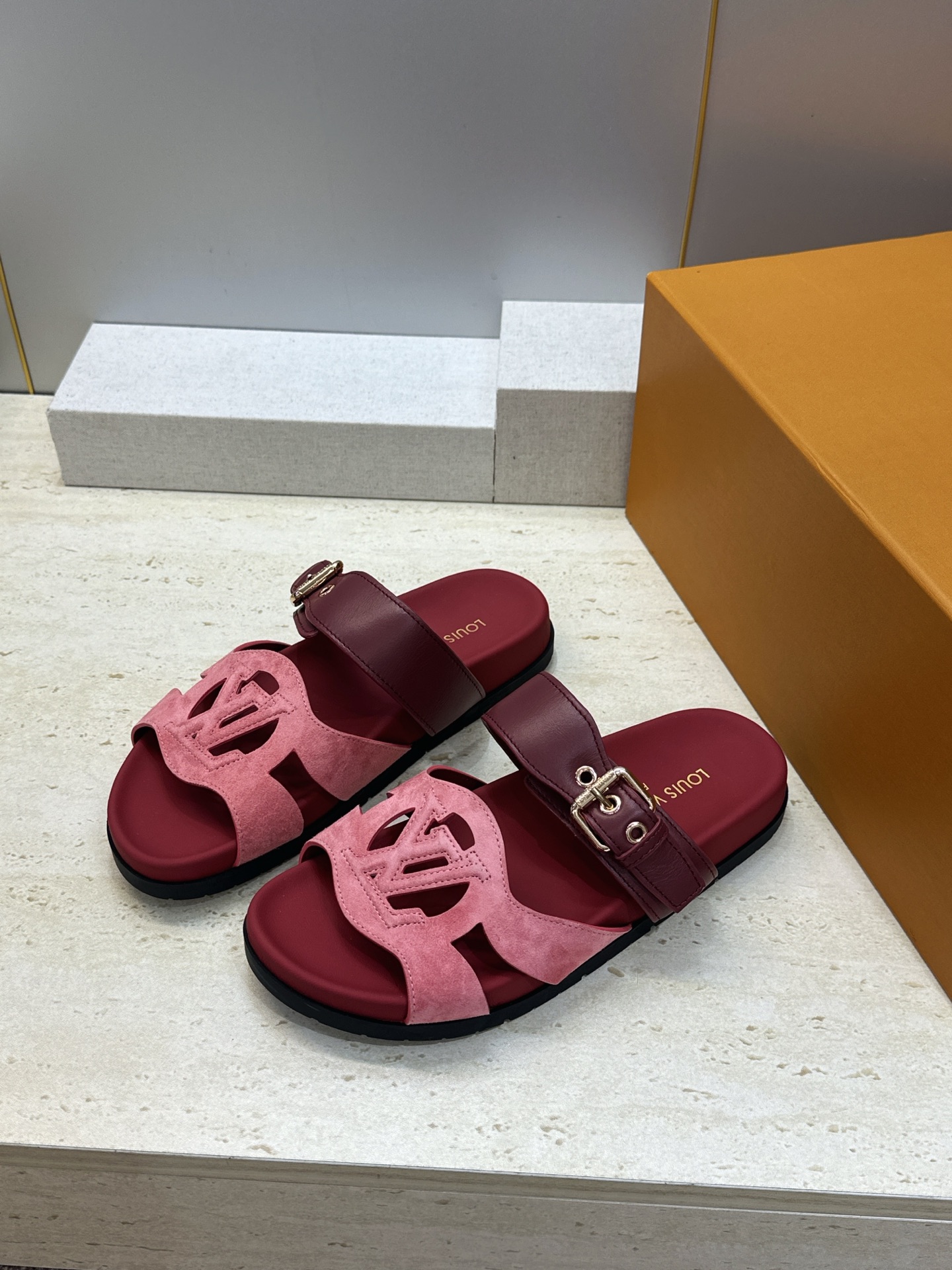 顶级版 Louis Vuitton 2026春夏新款果冻色镂空女鞋 LV 字母logo五金扣厚底圆头沙滩凉拖鞋 材质：鞋
