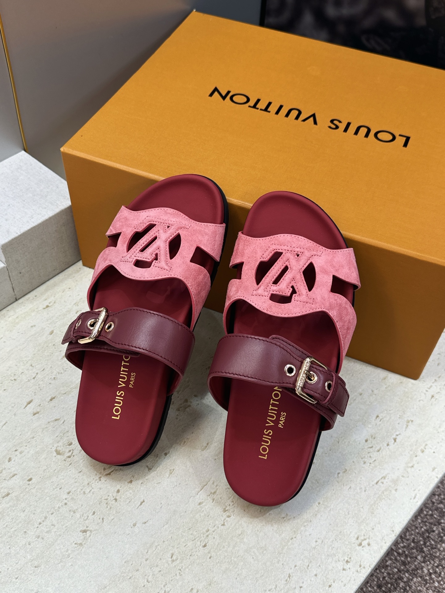 顶级版 Louis Vuitton 2026春夏新款果冻色镂空女鞋 LV 字母logo五金扣厚底圆头沙滩凉拖鞋 材质：鞋