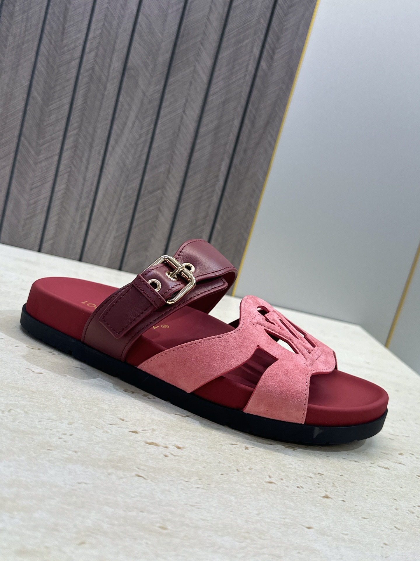 顶级版 Louis Vuitton 2026春夏新款果冻色镂空女鞋 LV 字母logo五金扣厚底圆头沙滩凉拖鞋 材质：鞋