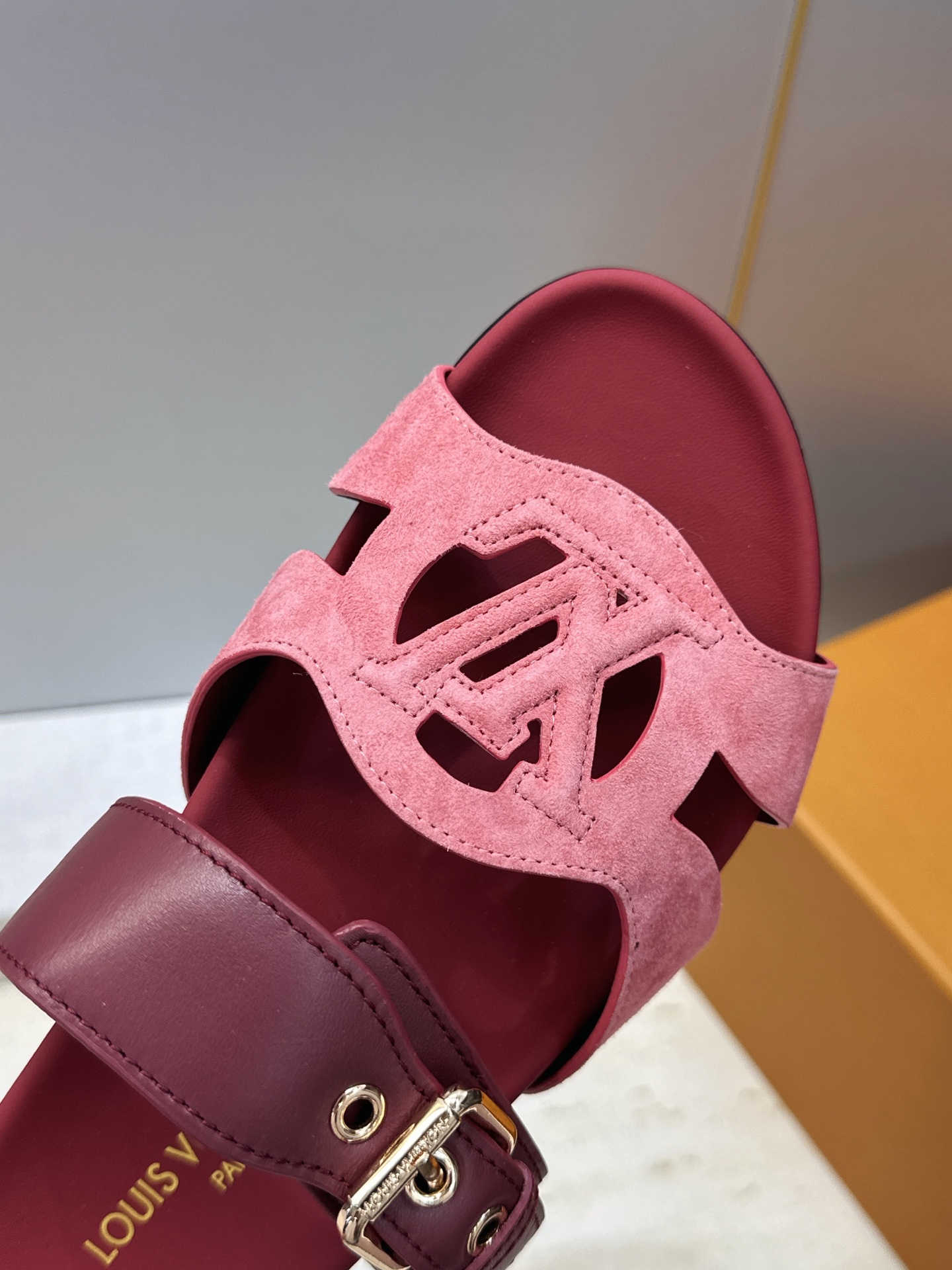 顶级版 Louis Vuitton 2026春夏新款果冻色镂空女鞋 LV 字母logo五金扣厚底圆头沙滩凉拖鞋 材质：鞋