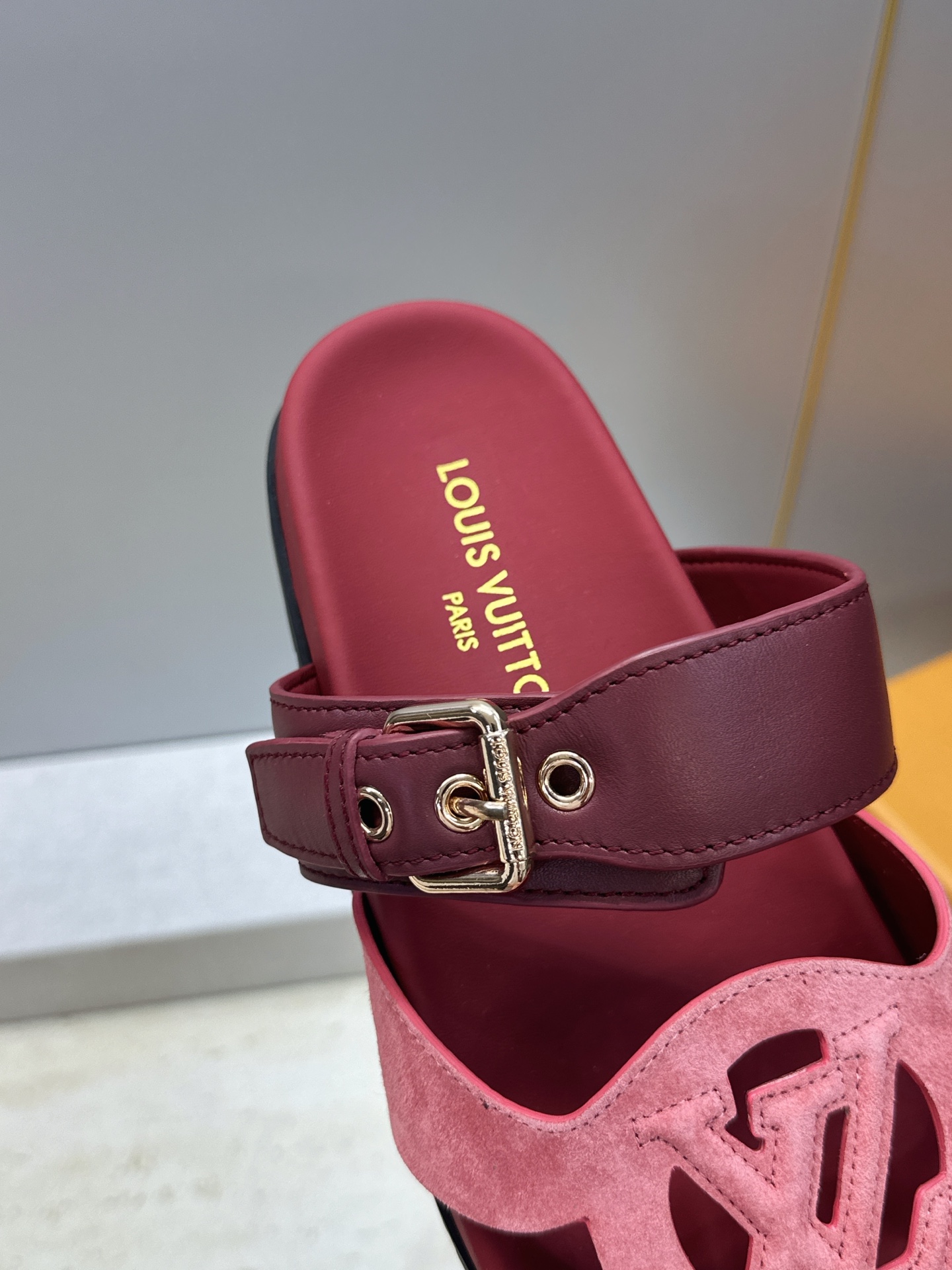 顶级版 Louis Vuitton 2026春夏新款果冻色镂空女鞋 LV 字母logo五金扣厚底圆头沙滩凉拖鞋 材质：鞋