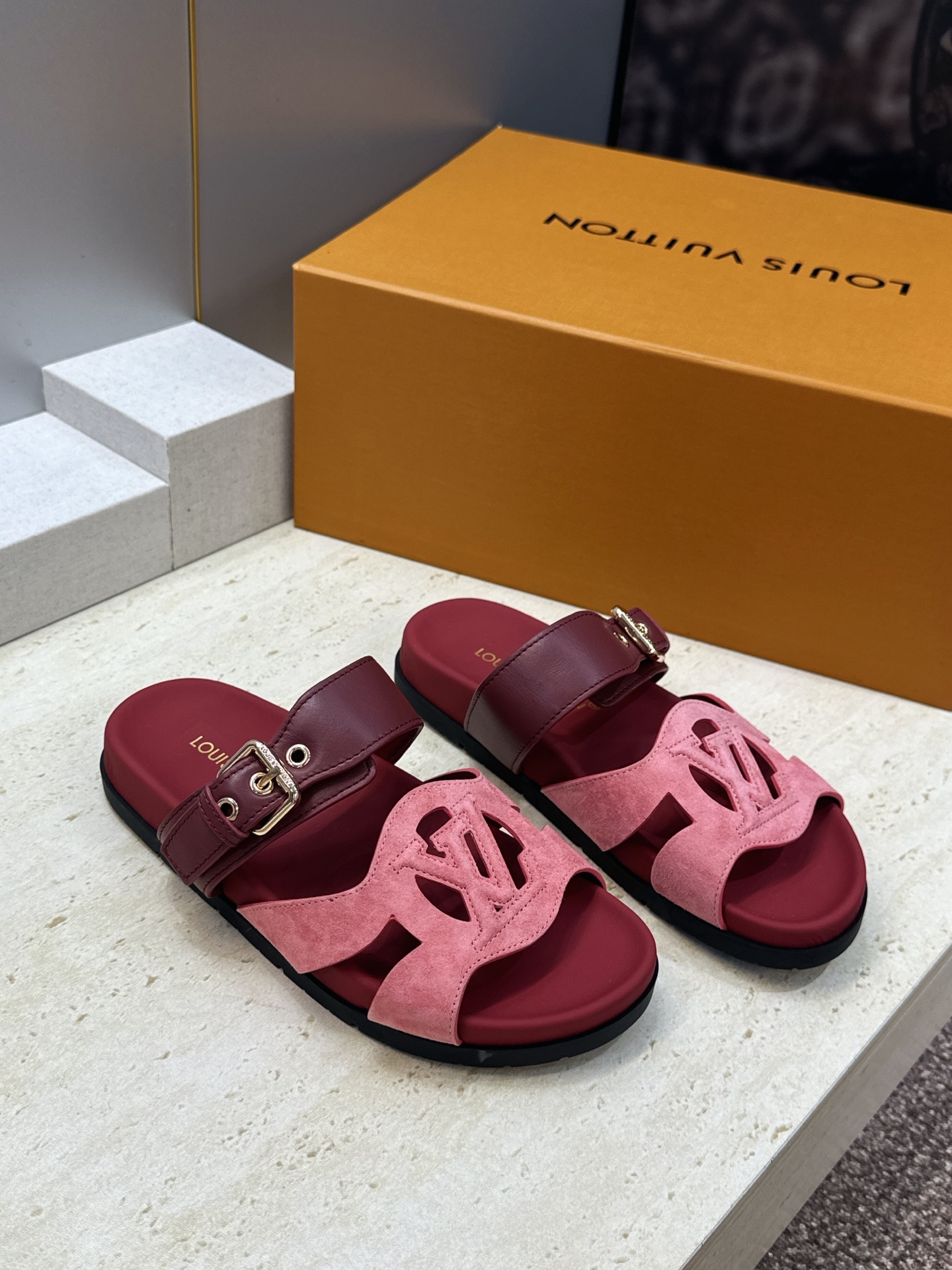 顶级版 Louis Vuitton 2026春夏新款果冻色镂空女鞋 LV 字母logo五金扣厚底圆头沙滩凉拖鞋 材质:鞋 顶级版 Louis Vuitton 2026春夏新款果冻色镂空女鞋 LV 字母logo五金扣厚底圆头沙滩凉拖鞋 材质:鞋