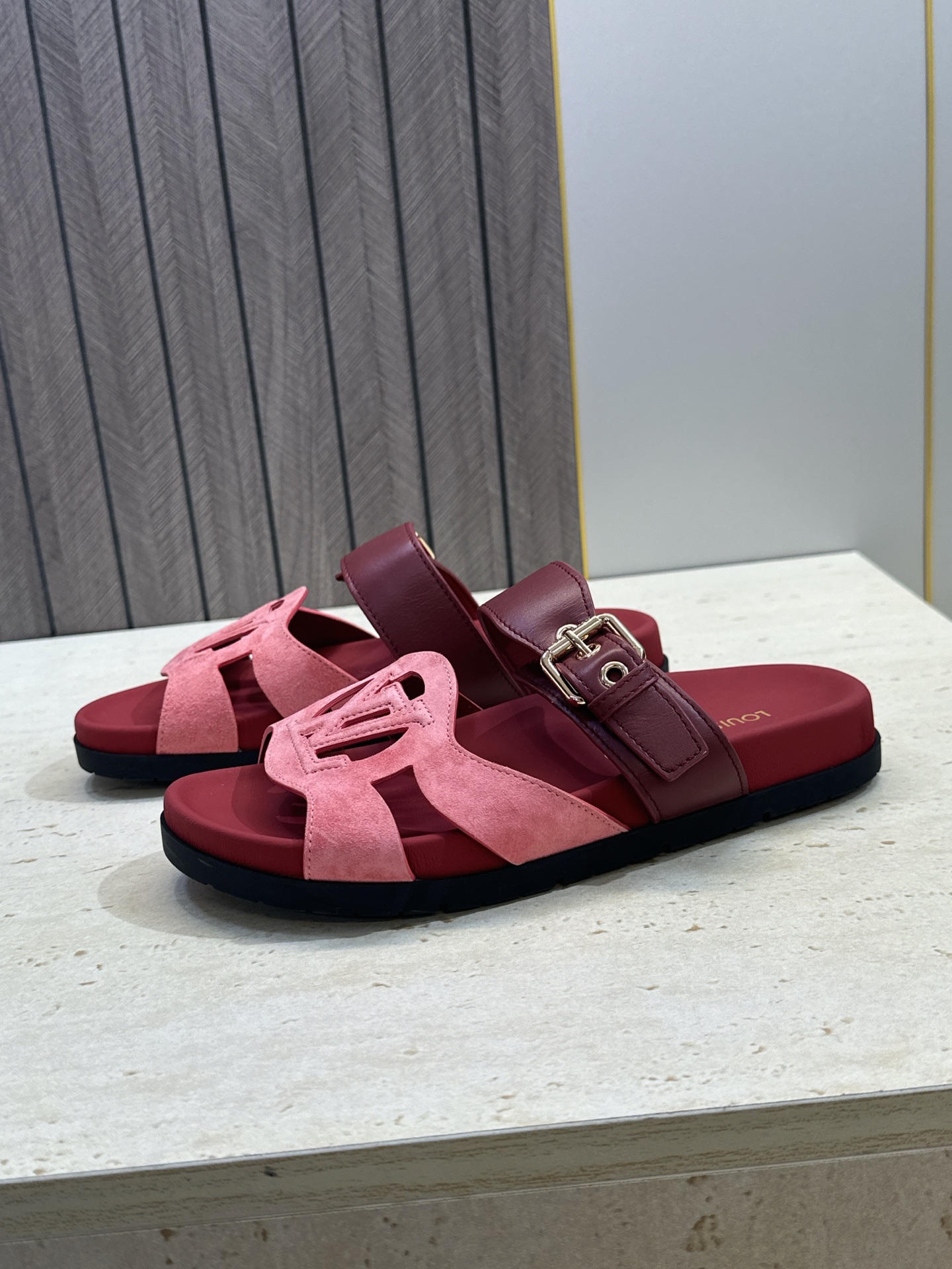 顶级版 Louis Vuitton 2026春夏新款果冻色镂空女鞋 LV 字母logo五金扣厚底圆头沙滩凉拖鞋 材质：鞋