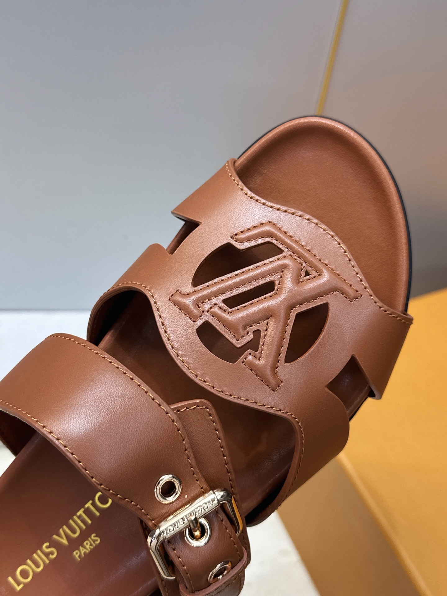顶级版 Louis Vuitton 2026春夏新款果冻色镂空女鞋 LV 字母logo五金扣厚底圆头沙滩凉拖鞋 材质：鞋