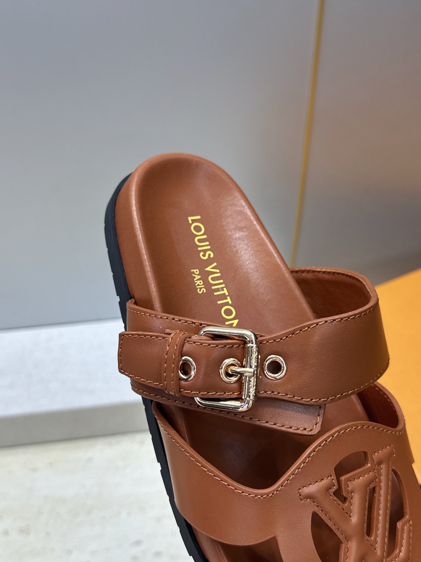 顶级版 Louis Vuitton 2026春夏新款果冻色镂空女鞋 LV 字母logo五金扣厚底圆头沙滩凉拖鞋 材质：鞋