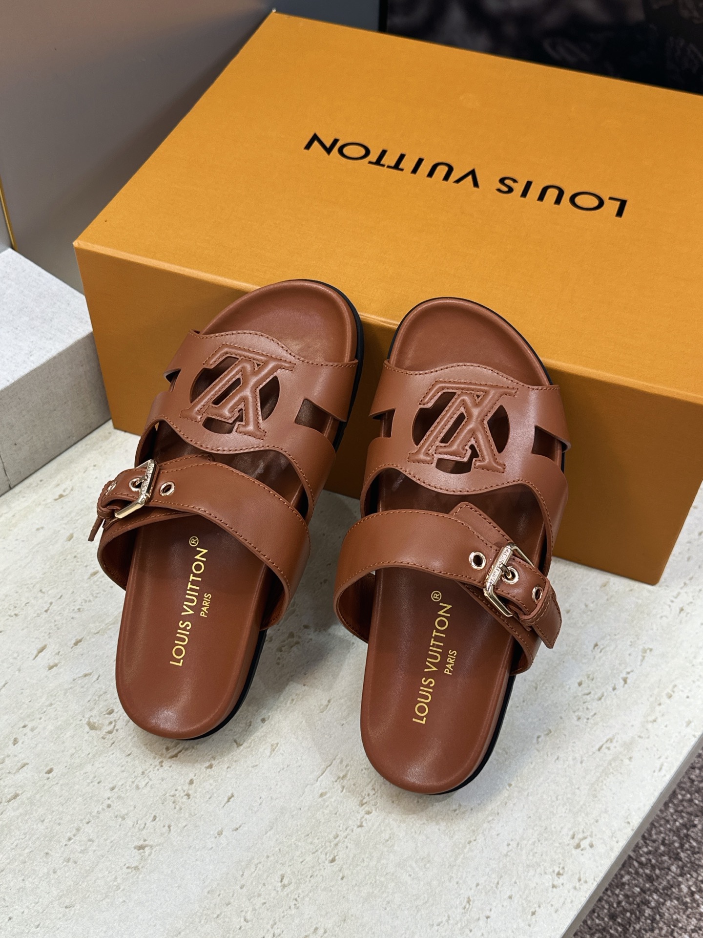 顶级版 Louis Vuitton 2026春夏新款果冻色镂空女鞋 LV 字母logo五金扣厚底圆头沙滩凉拖鞋 材质：鞋