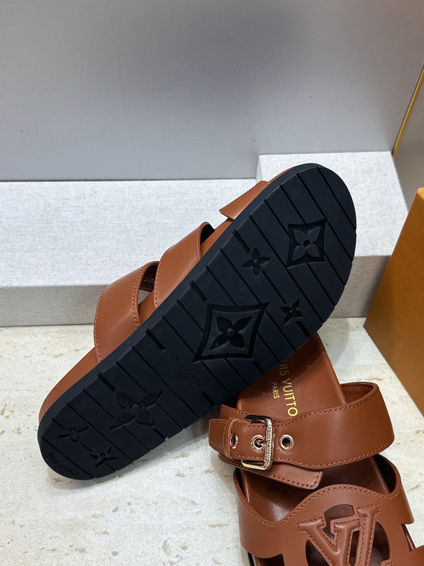 顶级版 Louis Vuitton 2026春夏新款果冻色镂空女鞋 LV 字母logo五金扣厚底圆头沙滩凉拖鞋 材质：鞋
