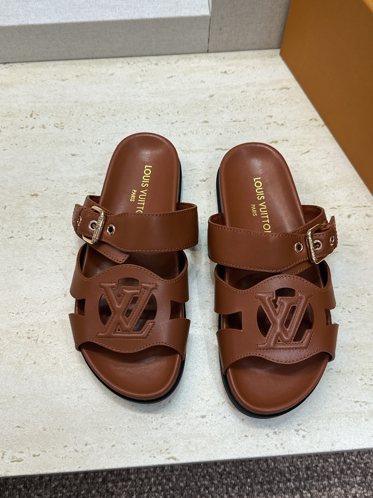 顶级版 Louis Vuitton 2026春夏新款果冻色镂空女鞋 LV 字母logo五金扣厚底圆头沙滩凉拖鞋 材质：鞋