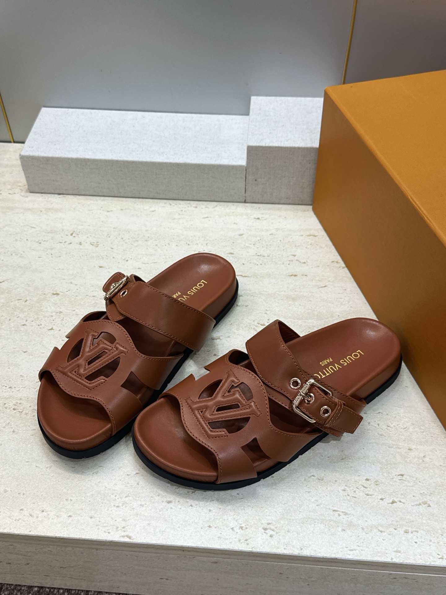 顶级版 Louis Vuitton 2026春夏新款果冻色镂空女鞋 LV 字母logo五金扣厚底圆头沙滩凉拖鞋 材质：鞋