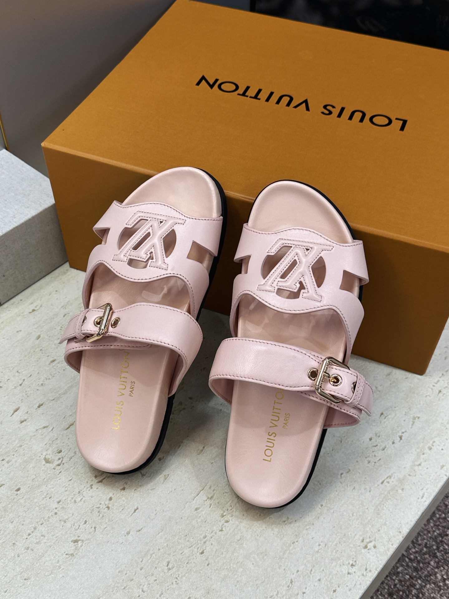 顶级版 Louis Vuitton 2026春夏新款果冻色镂空女鞋 LV 字母logo五金扣厚底圆头沙滩凉拖鞋 材质:鞋 顶级版 Louis Vuitton 2026春夏新款果冻色镂空女鞋 LV 字母logo五金扣厚底圆头沙滩凉拖鞋 材质:鞋