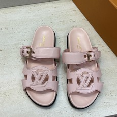 顶级版 Louis Vuitton 2026春夏新款果冻色镂空女鞋 LV 字母logo五金扣厚底圆头沙滩凉拖鞋 材质:鞋 顶级版 Louis Vuitton 2026春夏新款果冻色镂空女鞋 LV 字母logo五金扣厚底圆头沙滩凉拖鞋 材质:鞋