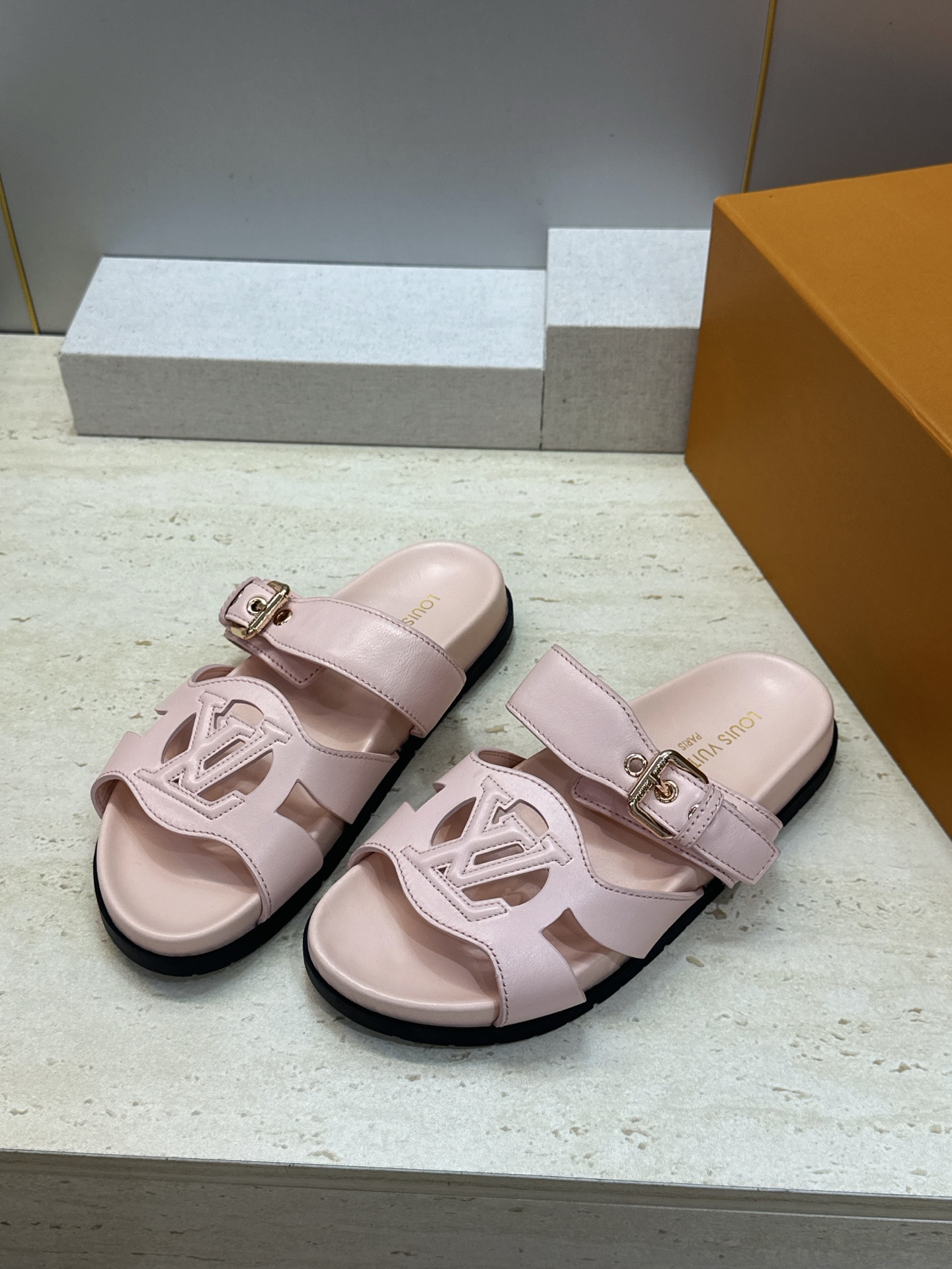 顶级版 Louis Vuitton 2026春夏新款果冻色镂空女鞋 LV 字母logo五金扣厚底圆头沙滩凉拖鞋 材质:鞋 顶级版 Louis Vuitton 2026春夏新款果冻色镂空女鞋 LV 字母logo五金扣厚底圆头沙滩凉拖鞋 材质:鞋