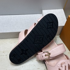 顶级版 Louis Vuitton 2026春夏新款果冻色镂空女鞋 LV 字母logo五金扣厚底圆头沙滩凉拖鞋 材质:鞋 顶级版 Louis Vuitton 2026春夏新款果冻色镂空女鞋 LV 字母logo五金扣厚底圆头沙滩凉拖鞋 材质:鞋