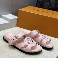 顶级版 Louis Vuitton 2026春夏新款果冻色镂空女鞋 LV 字母logo五金扣厚底圆头沙滩凉拖鞋 材质:鞋 顶级版 Louis Vuitton 2026春夏新款果冻色镂空女鞋 LV 字母logo五金扣厚底圆头沙滩凉拖鞋 材质:鞋